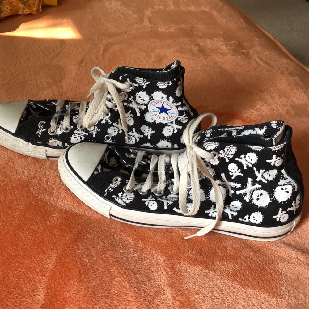 Skulls high top Converse Chuck Taylors men’s 8.5